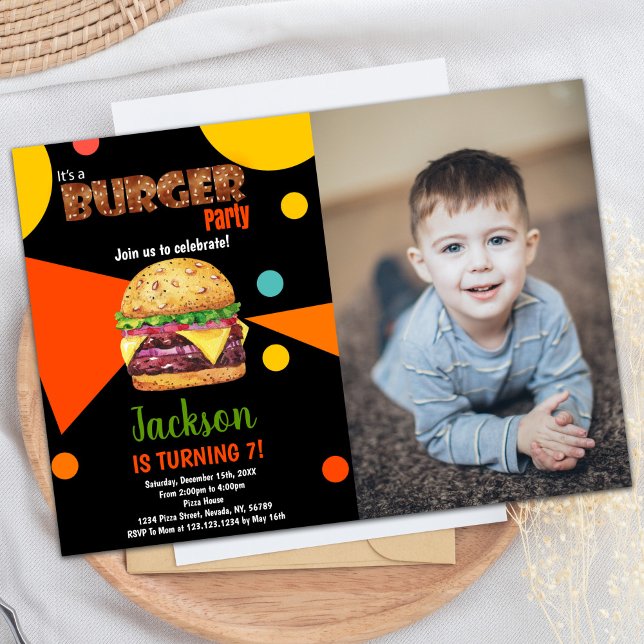 Foto: Convites de Aniversário do Burger Verde Negr (Photo Black Green Burger Birthday Invitations)