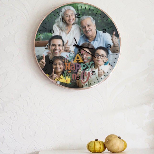 Foto da família com relógio grande de script moder (Criador carregado)