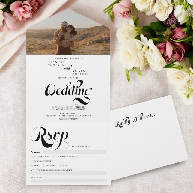 Foto da foto de um casamento com o chic (Retro photo black white script chic wedding all in one invitation)