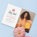 Foto de aniversário da Boo Halloween Boho Girl<br><div class="desc">Ei, boo! Este design moderno apresenta uma letra de pincel moderna, uma tipografia simples e uma abóbora rosa super-fofa! A abóbora tem olhos cardíacos e aparece no topo da página, abaixo dela, "Ei, boo!" é escrita à mão na caligrafia. Por baixo, os detalhes da festa estão em uma mistura de...</div>
