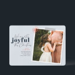 Foto de anúncio de gravidez azul muito alegre<br><div class="desc">Um cartão de férias moderno com a mensagem "Estamos muito felizes com este Natal" perfeito para anunciar a gravidez da sua família. Personalize com seus nomes,  sua imagem favorita e uma mensagem curta. Imagem azul colorida de Jessica Rockowits em Unsplash</div>