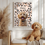 Foto de Cão de Impressão do Leopard Personalizado<br><div class="desc">Libere seu lado selvagem com nossa Foto Personalizada de Cão de Impressão Leopardo com Nome! Este produto personalizado combina um fundo de impressão leopardo em tendências com uma fotografia do seu querido cão e o seu nome, criando uma única e na moda. Perfeito para amantes de cães, este item personalizado...</div>