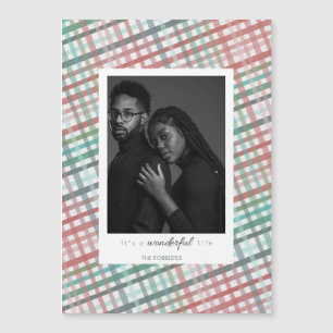 Foto de casal em estampa xadrez pastel