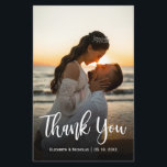 Foto De Casamento De Script Moderno De Orçamento O<br><div class="desc">Caligrafia Elegante Romântica Orçamental Dois (2) Casamento Fotográfico Obrigado Barato De Baixo Orçamento Cartão Fino. Envie obrigados aos seus amigos e familiares por fazerem parte do seu dia especial com este obrigado personalizado personalizado. Ele apresenta um design de cobertura de texto elegante e na moda branco de script de caligrafia....</div>