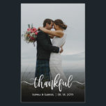 Foto de casamento do orçamento Cartões de agradeci<br><div class="desc">Orçamento Moderno Mão Escrita Foto de Casamento "Graças" Cartões. Obrigado de casamento do Na moda moderno seu modelo de cartão postal com uma foto vertical do cheio na frente com o texto de sobreposição "Obrigado" em uma letra de script de caligrafia escrita à mão, em branco na foto. Adicione seu...</div>