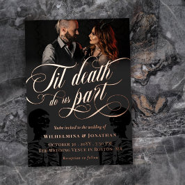 Foto de casamento gótico 'Ouro Até que a Morte Nos