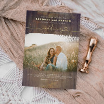 Foto de casamento rústico em madeira no campo