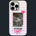Foto de Coração de Fita Rosa Cor-de-Rosa com Retra<br><div class="desc">Dedique suas preciosas memórias de animais de estimação e adicione um toque de encanto adorável à sua vida cotidiana com esta capa de telefone personalizada cativante com um retrato personalizado de animais de estimação enquadrado num estilo fotográfico retrô instantâneo, adornada de delicadas fitas e corações cor-de-rosa. Esta design encantadora exumenta...</div>