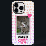 Foto de Coração de Fita Rosa Cor-de-Rosa com Retra<br><div class="desc">Dedique suas preciosas memórias de animais de estimação e adicione um toque de encanto adorável à sua vida cotidiana com esta capa de telefone personalizada cativante com um retrato personalizado de animais de estimação enquadrado num estilo fotográfico retrô instantâneo, adornada de delicadas fitas e corações cor-de-rosa. Esta design encantadora exumenta...</div>