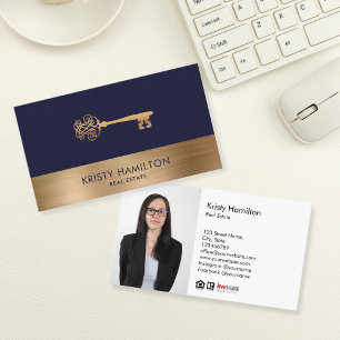 foto de inserção da chave do corretor de imóveis