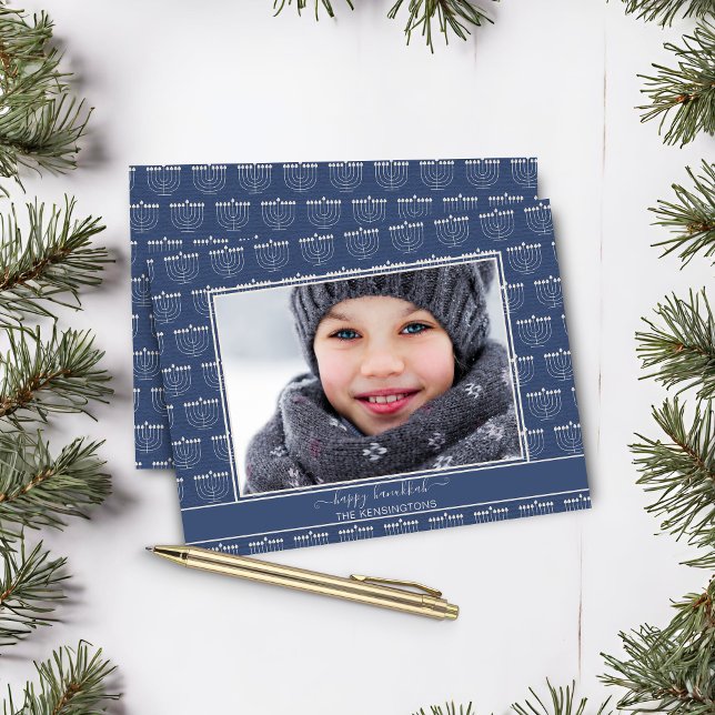 Foto de Menorah Hanukkah Azul de Orçamento (Budget Blue White Menorah Hanukkah Photo Holiday Card)