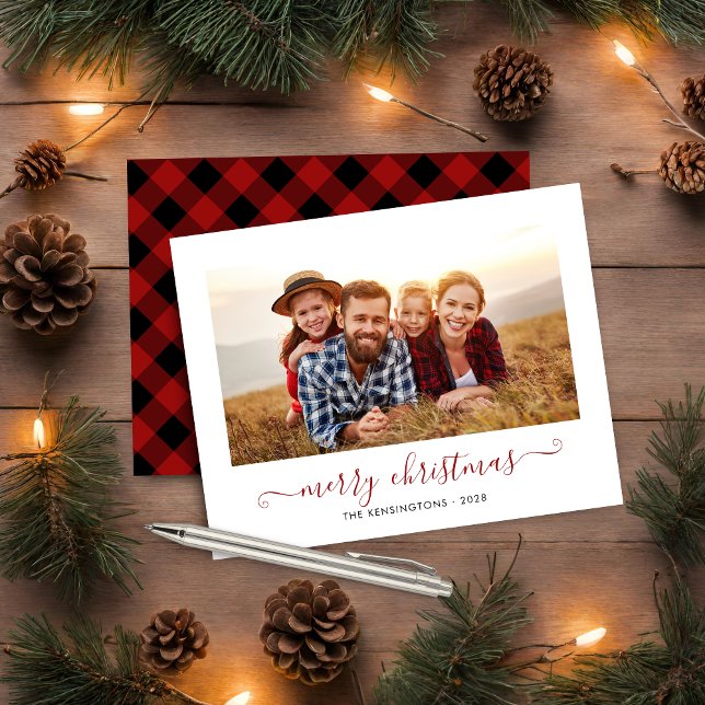 Foto de Natal de Script de Xadrez de Buffalo Verme (BUDGET Red Buffalo Plaid Script Christmas Photo Holiday Card)