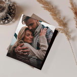 Foto de Orçamento V MOD Chic 8 Salvar Data<br><div class="desc">** SATIN PAPER É PAPEL FINO. ATUALIZE O PAPEL PARA OBTER UM PAPEL MAIS ESPESADO. TEM UMA OPÇÃO PARA ENVELOPES. *** Economize dinheiro em convites com este convite menor que tem uma opção para envelopes. Prepare seus convidados para o maravilhoso casamento com sua Foto V MOD Chic 8 Salve os...</div>