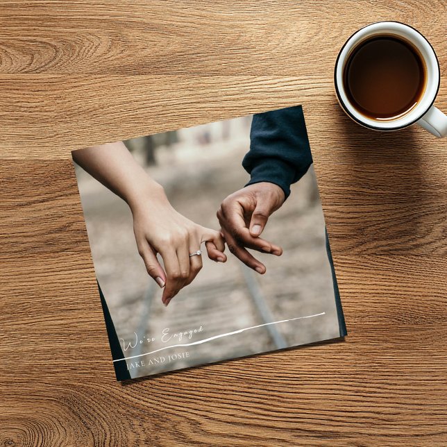 Foto de que estamos comprometidos com o cartão do  (Square "we're engaged" photo card with full cover photo)