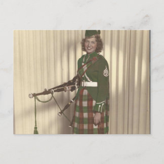 foto de vintage do cartão postal da garota bagpipe