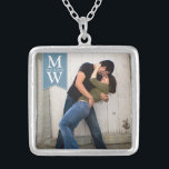 Foto do casal do amor & colar do monograma das<br><div class="desc">Comemore seu amor com um pendente bonito que caracterize uma foto do casal e de suas iniciais.  Aperfeiçoe para um noivado,  um casamento ou um presente dos namorados. Texto branco em uma bandeira macia da bandeira azul da sarja de Nimes.</div>