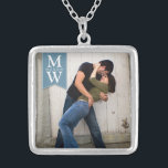 Foto do casal do amor & colar do monograma das<br><div class="desc">Comemore seu amor com um pendente bonito que caracterize uma foto do casal e de suas iniciais.  Aperfeiçoe para um noivado,  um casamento ou um presente dos namorados. Texto branco em uma bandeira macia da bandeira azul da sarja de Nimes.</div>