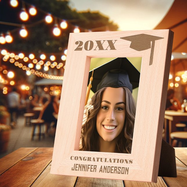 Foto do Formando minimalista moderno (Etched picture frame featuring a simple elegant graduate hat - celebrate graduation - keepsake)