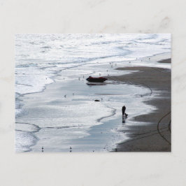 Foto do mar chegando à costa no cartão postal do a