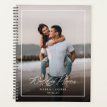 Foto do Planejador de Casamento de Quadros Moderno<br><div class="desc">Este simples notebook planejador de casamento de na moda apresenta modelos de fotos na frente e no verso. O roteiro elegante diz,  "Planejador de Casamento" em branco sobre uma camada escura de fotos,  e modelos de texto são incluídos para nomes e data de casamento.</div>