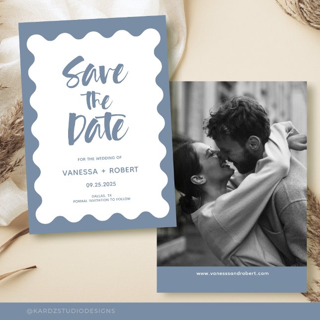 Foto Do Script Azul Dusty Salva O Convite De Data (Modern Dusty Blue Photo Save The Date. with scallop frame and script, Black and white photo webpage.)