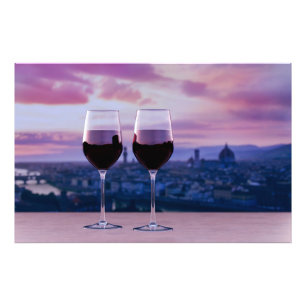 Foto Dois copos de vinho tinto no horizonte de Florença
