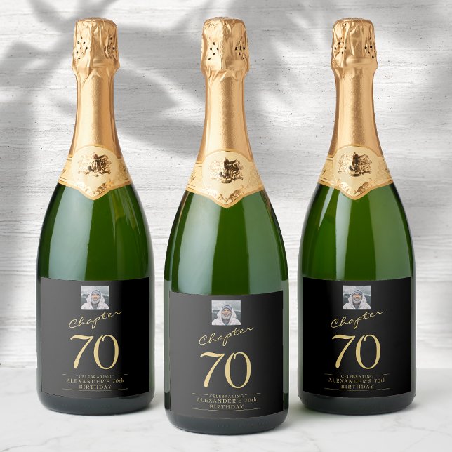 Foto Dourada 70 Birthday Black (Chapter 70. Personalized 70th birthday sparkling wine labels with name age and photo.)