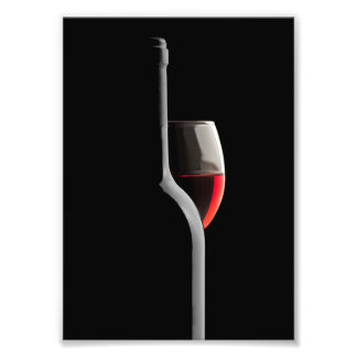 Foto Elegant Red Wine Glass & Bottle. Black Background