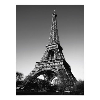 Foto em preto e branco da torre Eiffel