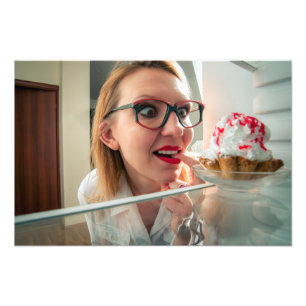 Foto Engraçada garota olhando para geladeira