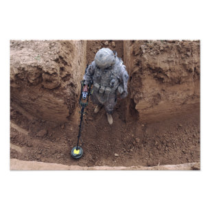 Foto Especialista procura um cache de armas