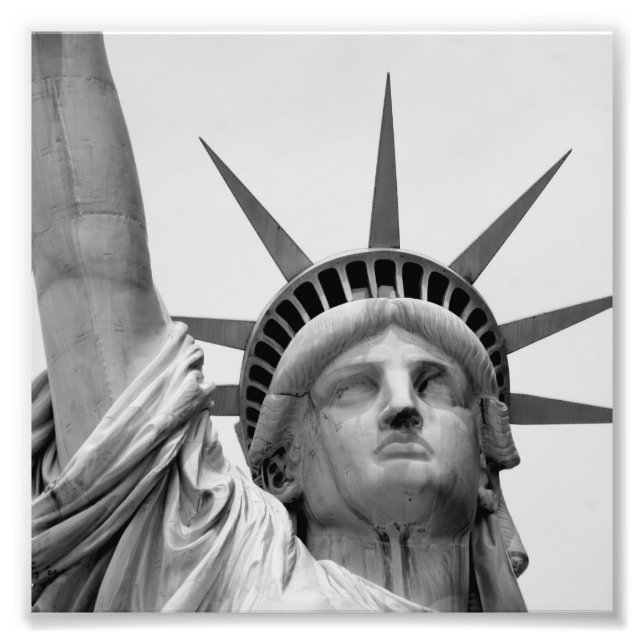 Foto Estátua Negra e Branca da Liberdade (Frente)