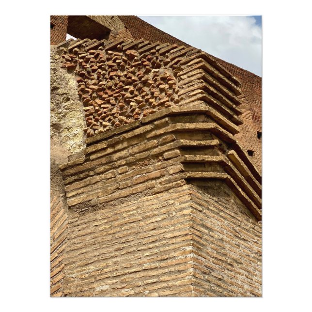 Foto Estrutura de tijolos no Colósio em Roma, Itália (Frente)