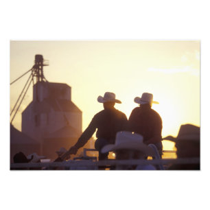 Foto EUA, Wyoming, Pine Bluffs. Dois homens apertam