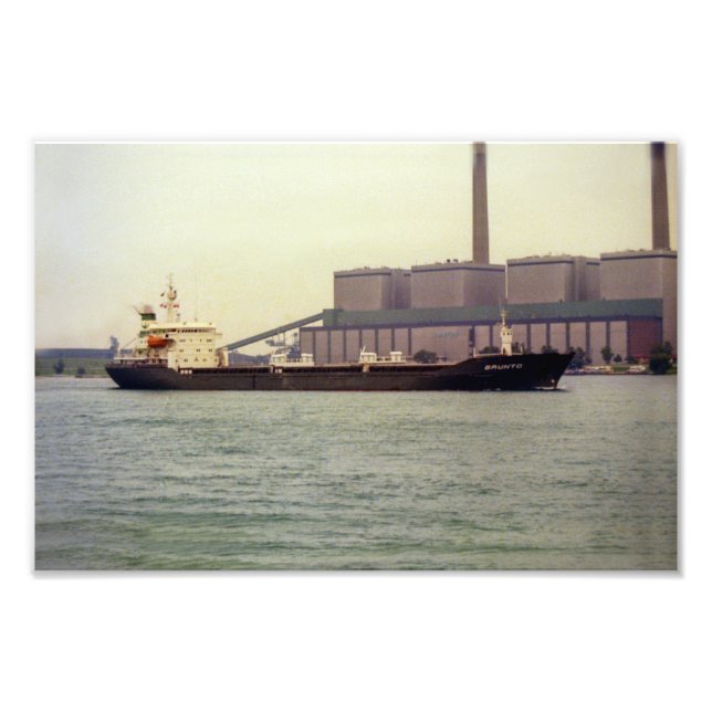 Foto Excelentes Lagos M/V Brunto em Rua, Rio Clair (Frente)