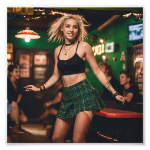 Foto Feliz Tartan Skirt Girl dançando em Bar
