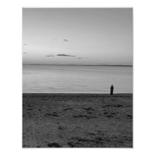 Foto Figura Solitária em Pé na Praia do Oceano Impressã