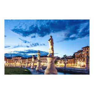 Foto Fila de estátuas iluminadas em Padova