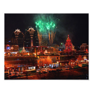Foto Fogos-de-artifício verdes sobre as luzes da plaza