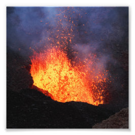 Foto Fonte da erupção de lava quente do vulcão da crate