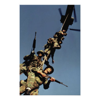 Foto Fuzileiros navais em um SPIE RIG. um dispositivo d