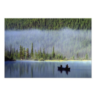 Foto Garotos pescando canoa com neblina
