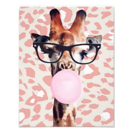 Foto Girafa soprando chiclete com fundo de estampa anim