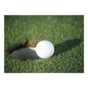 Foto Golf Ball na borda do buraco