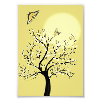 Foto Graceful dreamy sunlit tree with butterflies