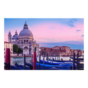 Foto Grande Canal com gondolas e igreja em Veneza