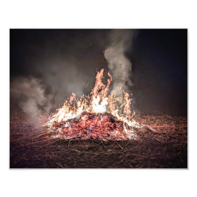 Foto Grande fogueira queimando à noite com chamas altas (Frente)