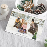 Foto H Chic Panorâmica - Árvore de Natal<br><div class="desc">Envie seus desejos de Natal ou Feriado com toneladas de festas de Natal e em estilo com a sua Foto H Chic Panorâmica - Férias de Árvore de Natal ou Cartão de Natal. Opção Horizontal / paisagem.</div>