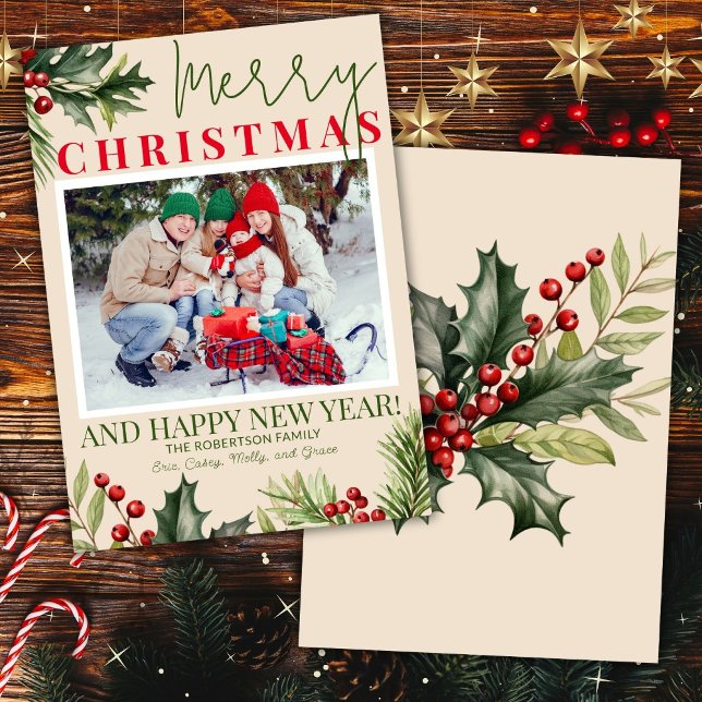 Foto Holly Pine Red Berries Beige Cartão de Natal (Criador carregado)