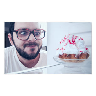 Foto Homem engraçado olhando para geladeira